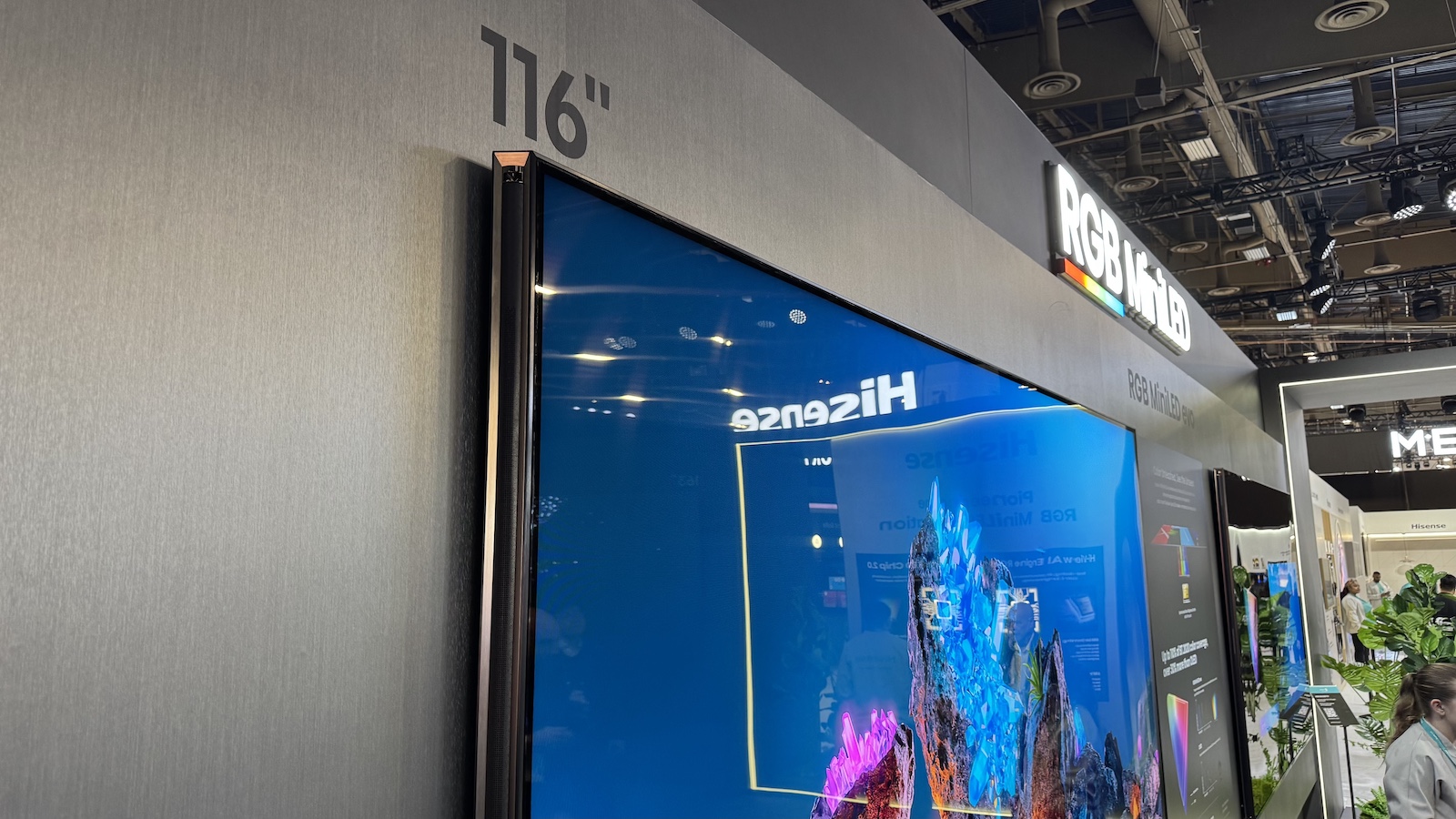 Обзор телевизора Hisense 116UXS